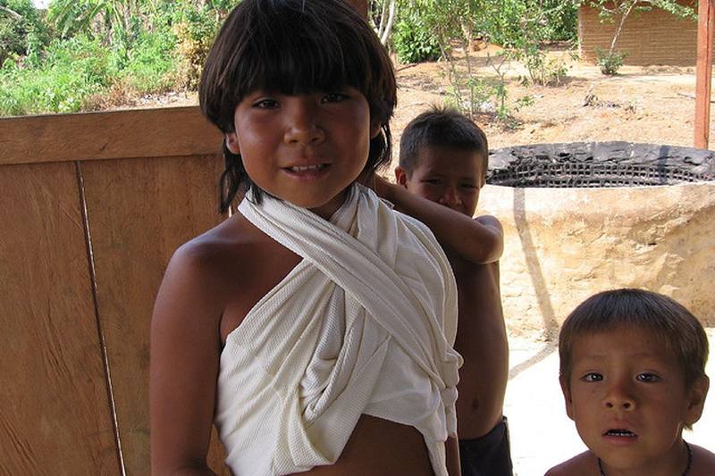 Araweté: niños araweté en su comunidad — Pará, Brasil