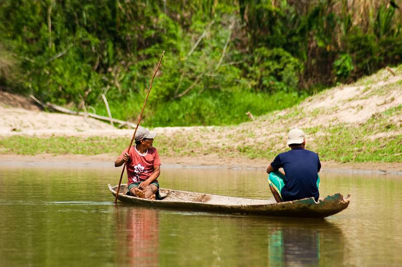 Asháninka navegando el río Amônia rumbo a la aldeia Apiwtxa, Acre, Brasil