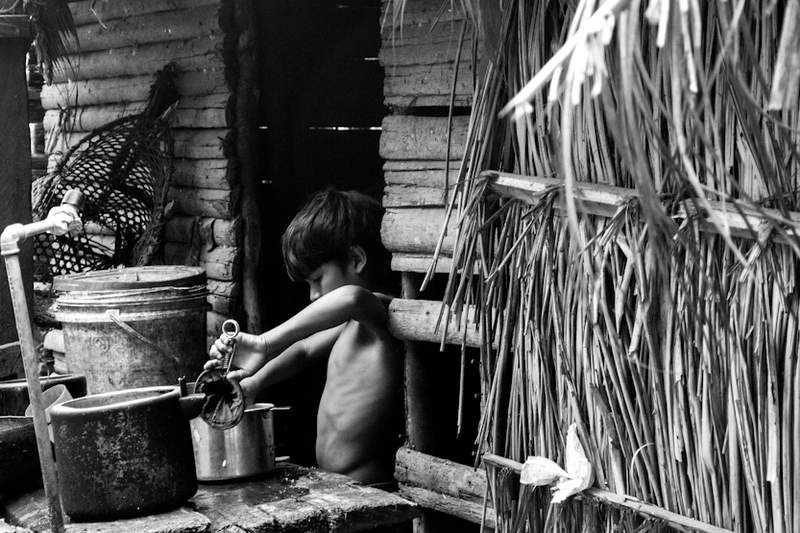 Asurini do Tocantins: niño en la región de Tucuruí, Pará, Brasil