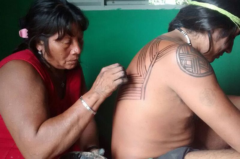 Asurini do Xingu: pintura corporal transmitida de madre a hijo — Pará, Brasil