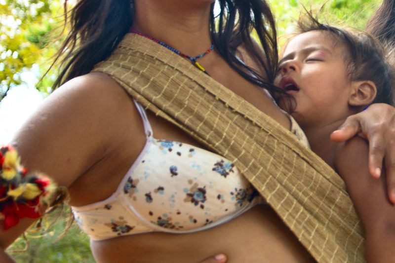 Vestimenta awá-guajá: mujer del pueblo Awá-Guajá en la Marcha das Mulheres Indígenas — Brasilia