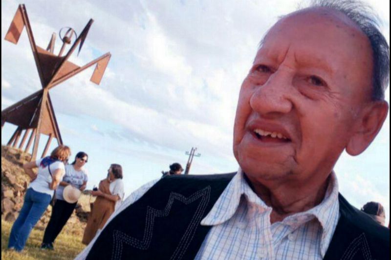 Blas Jaime, hablante chaná, frente al monumento de Salsipuedes en la conmemoración Charrúa