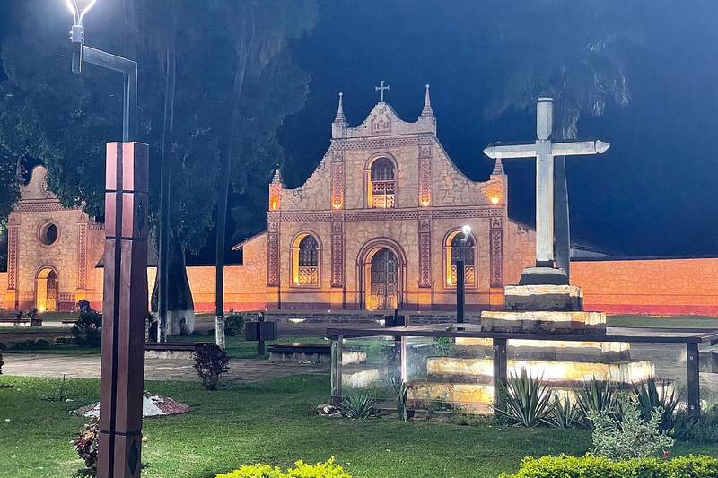 Vila Bela MT o iglesia barroca jesuítica — pueblo Chiquitano de Brasil, transfronterizo BR-BO