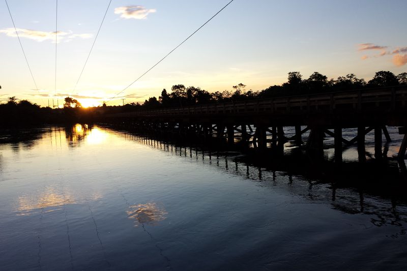 Paisaje Cinta Larga: atardecer sobre el río Aripuanã en territorio ancestral — Mato Grosso