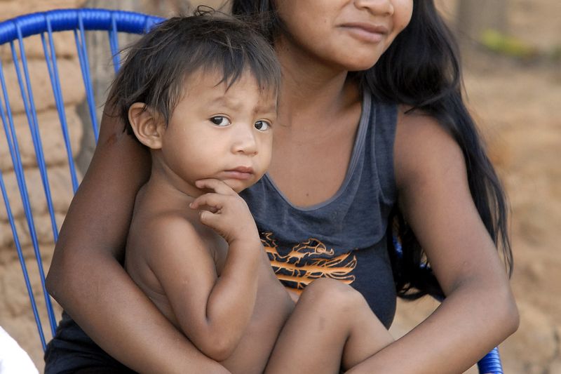 Vestimenta guajajara: madre e hijo en aldea Cururu — Maranhão, Brasil