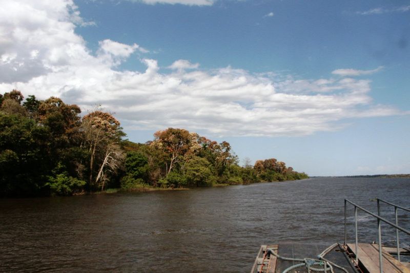 Paisaje hixkaryana: río Nhamundá en TI Trombetas/Mapuera — Brasil