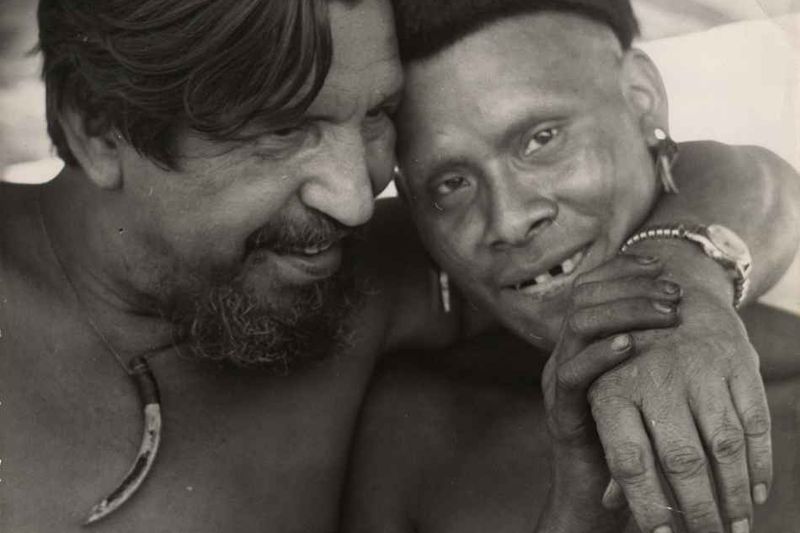 Ikpeng: Orlando Villas Bôas con un Txicão tras el contacto — Mato Grosso, Brasil