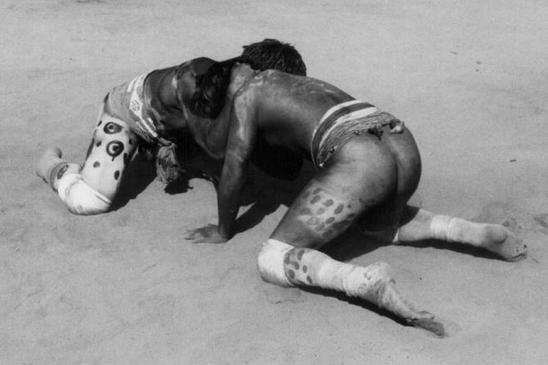 Kamayurá: lucha huka-huka durante el Kuarup — Alto Xingu, Mato Grosso, Brasil