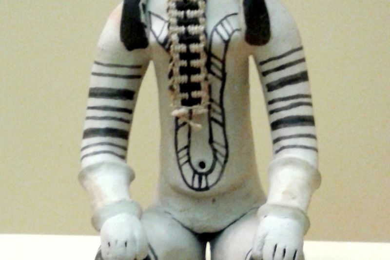 Artesanía karajá: muñeca ritxoko de barro cocido con plumas de guacamayo — Museu Nacional, Brasil