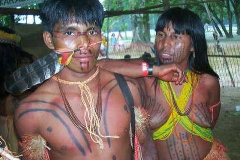 Pareja Karajá con vestimenta tradicional en encuentro indígena, Bertioga, Brasil