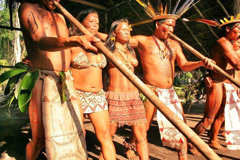 Danza ceremonial Tukano en aldeia amazónica de Manaus