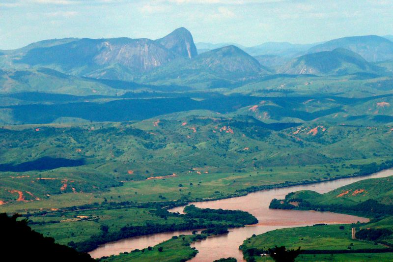Paisaje krenak: Vale do Rio Doce o Watu, río sagrado del pueblo Krenak — Minas Gerais