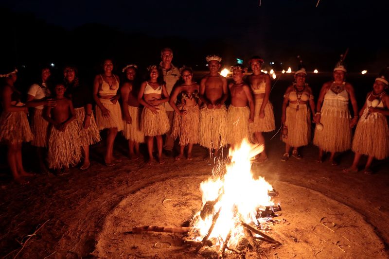 Paisaje macuxi: pueblo Macuxi reunido en torno a una fogata tradicional — Roraima, Brasil
