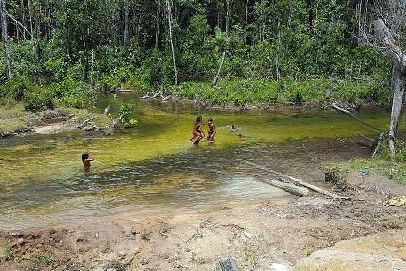 Niños Nambikwara jugando en aldea de Mato Grosso