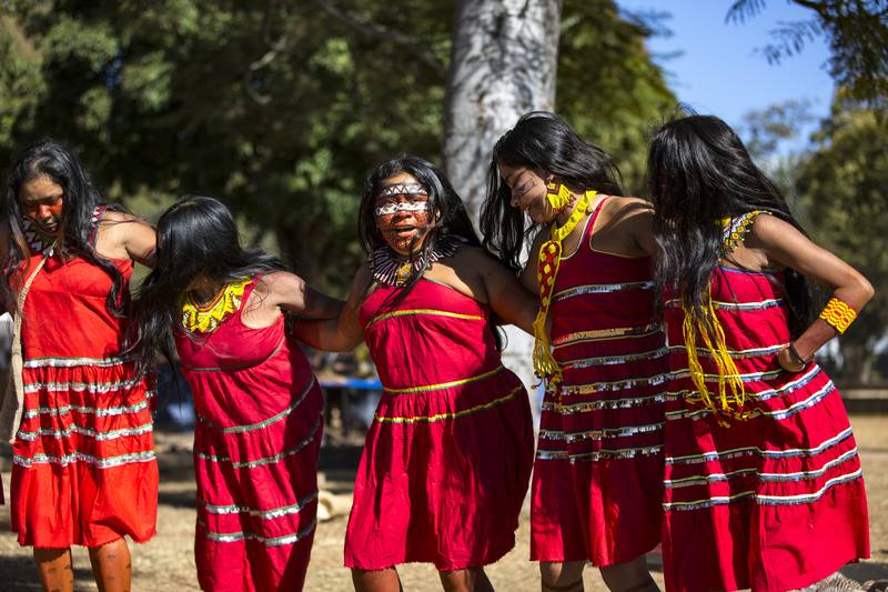 Ritual maxakali: mujeres del pueblo Maxakali con cantos rituales — Brasilia, Brasil