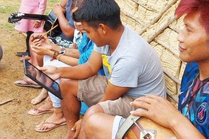 Vivienda mbyá-guaraní: cantos sagrados frente al opy en aldea Mymba Roka — Santa Catarina