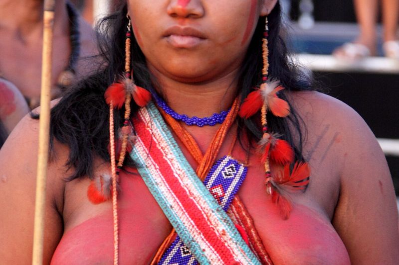 Mujer Gavião Parkatêjê con pintura corporal y adornos de plumas