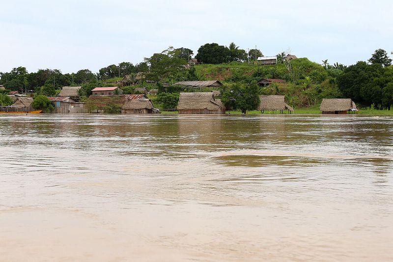 Comunidad nativa con canoa sobre el río Purus, eje fluvial del pueblo Paumari