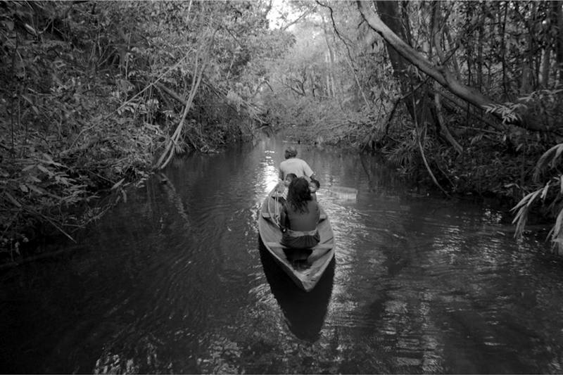 Familia pirahã: en canoa por el río Maici — Amazonas, Brasil