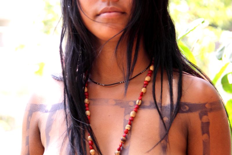 Vestimenta xerente: joven del pueblo Akwẽ-Xerente con adornos tradicionales — Tocantins