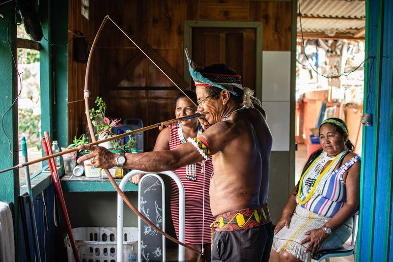 Yudjá: familia en la varanda de la aldea São Francisco — Pará, Brasil